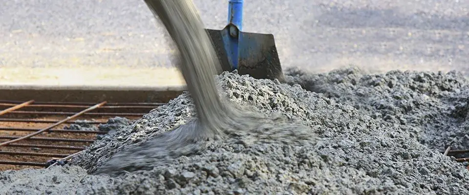 Xe bồn chuyên dụng đang đổ bê tông tươi tại công trình xây dựng.