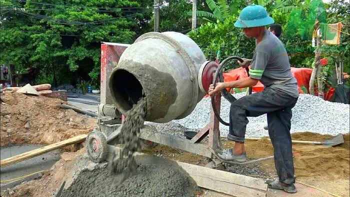 Xe bồn đang đổ bê tông tươi trực tiếp vào công trình xây dựng nhà phố, đảm bảo tiến độ và chất lượng.
