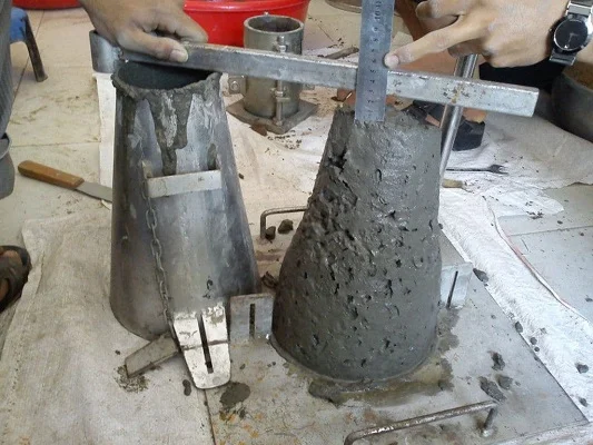 Hình ảnh công nhân hoặc kỹ sư đang giám sát, kiểm tra chất lượng bê tông tại công trường.
