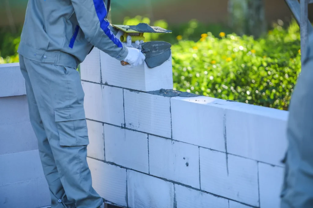 Hình ảnh chồng gạch bê tông khí chưng áp màu xám, thể hiện đặc tính nhẹ và cách nhiệt tốt.