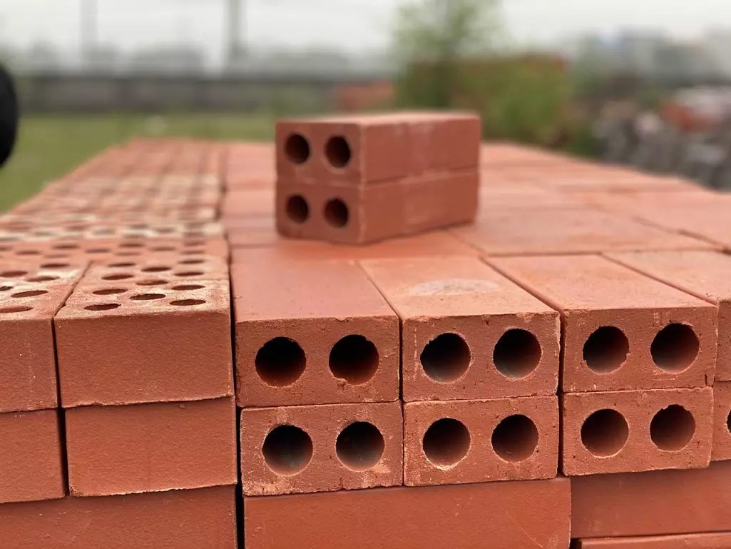 Hình ảnh các khối gạch rỗng ruột, bao gồm gạch 4 lỗ và gạch 6 lỗ, là vật liệu xây tường chính cho nhà ở.