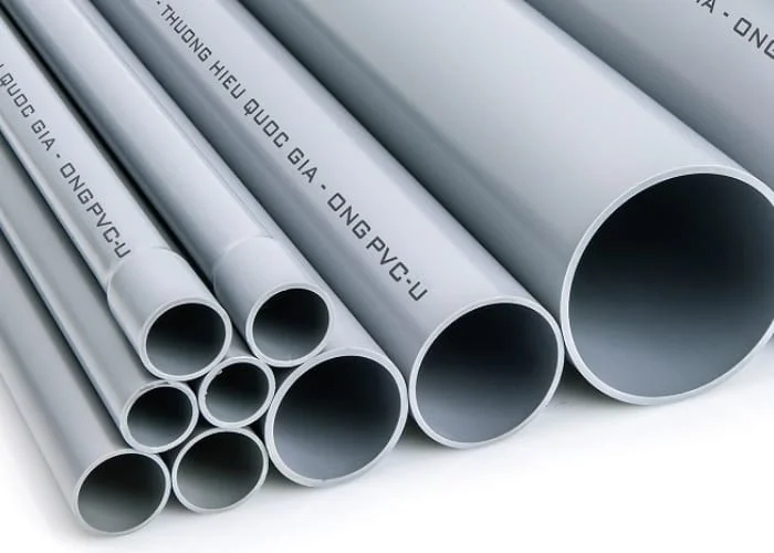Các đoạn ống nhựa PVC màu xám, thường được sử dụng cho hệ thống thoát nước âm tường.