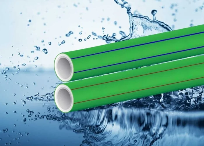 Hình ảnh các đoạn ống nhựa PPR màu xanh và đỏ, thường dùng trong hệ thống cấp nước nóng lạnh dân dụng.