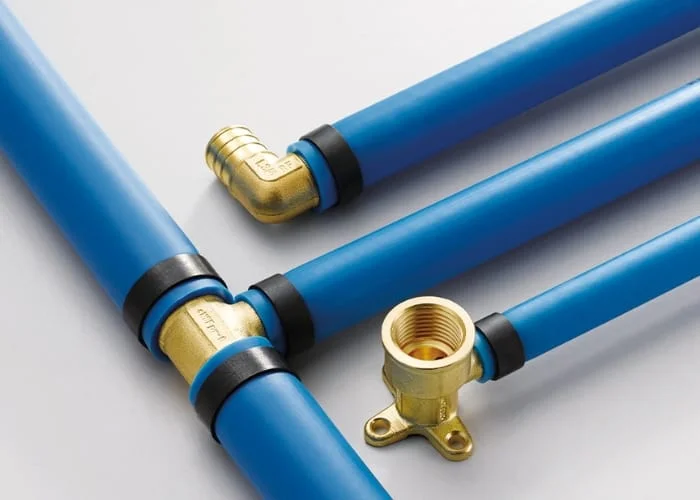 Hệ thống ống nhựa PEX màu trắng lắp đặt âm tường, minh họa độ bền và tính linh hoạt trong cấp nước.