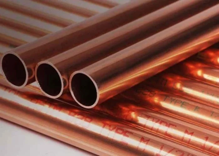 Hình ảnh các đoạn ống đồng sáng bóng, sẵn sàng lắp đặt cho hệ thống dẫn nước âm tường bền vững.