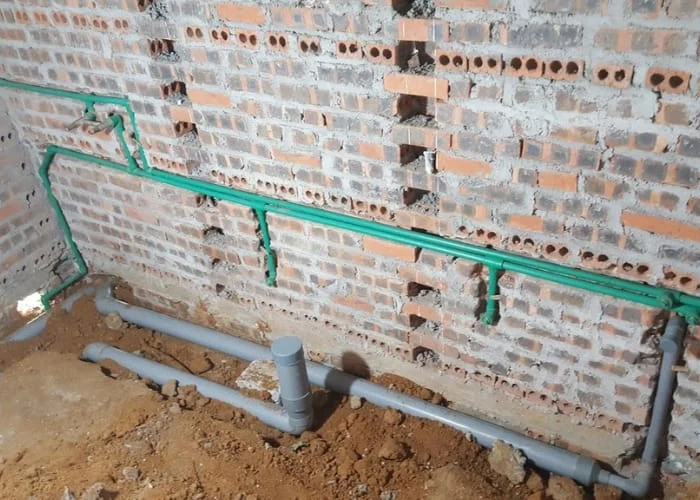 Hình ảnh minh họa các loại ống nước âm tường bền bỉ, an toàn như PPR, PEX, ống đồng và Inox.