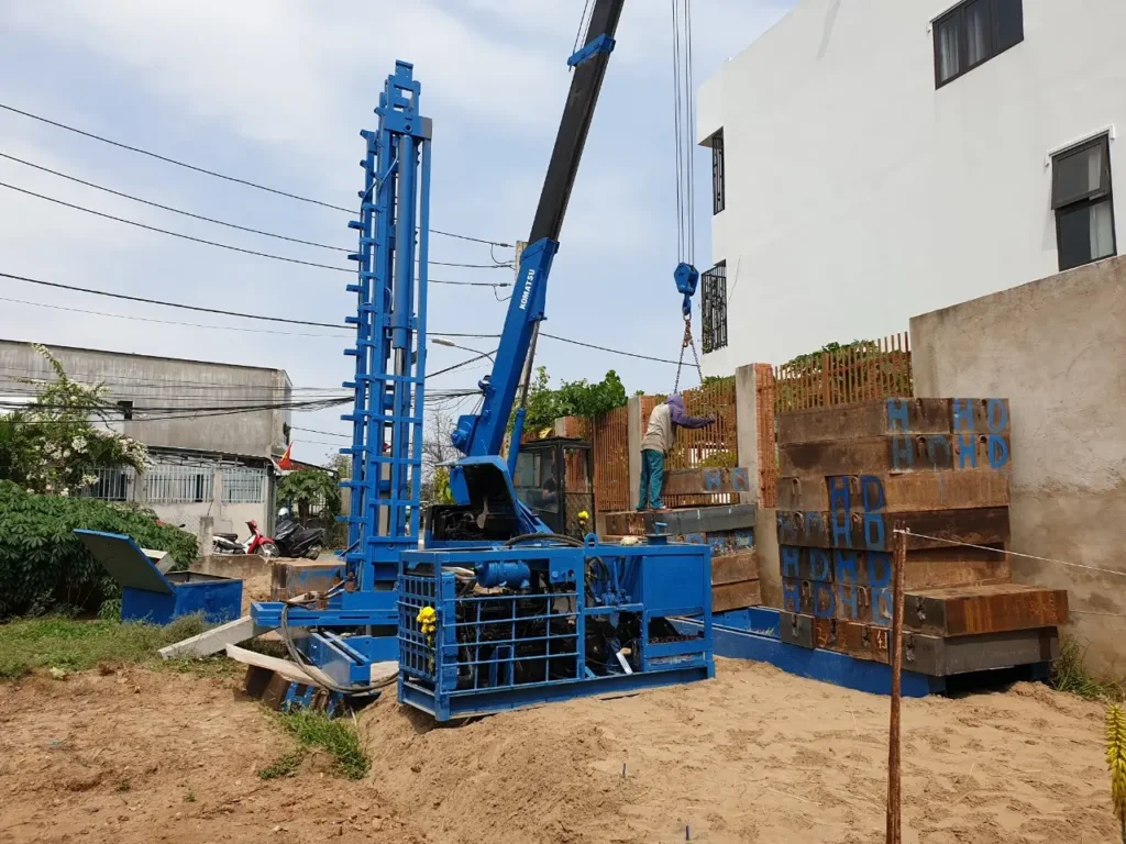 Máy ép cọc Neo thi công tại công trường, minh họa kỹ thuật ép cọc bê tông cho nhà phố.
