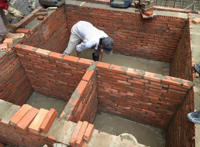 Sơ đồ cấu tạo hầm tự hoại 3 ngăn, minh họa vị trí và độ dốc ống thoát nước.