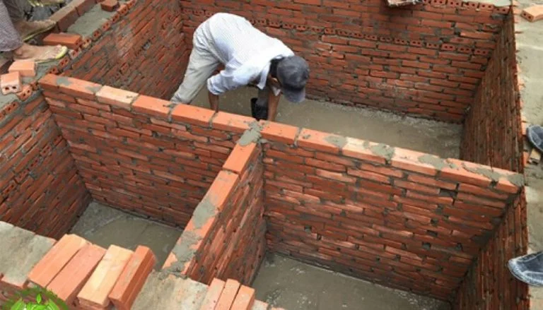 Sơ đồ chi tiết cấu tạo bên trong của hầm cầu tự hoại, minh họa các ngăn và đường ống.