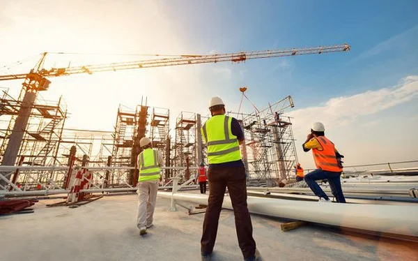 Ngôi nhà kiến trúc hiện đại, có nhiều cửa sổ kính lớn và ban công, tối ưu ánh sáng tự nhiên.