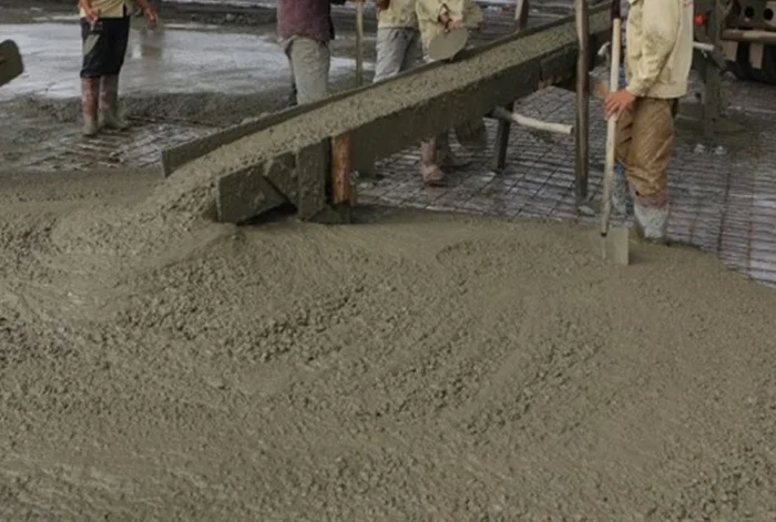 Hình ảnh công nhân đang kiểm tra cốp pha, cốt thép và giàn giáo trên sàn mái trước khi đổ bê tông.