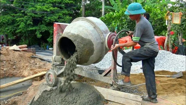 Hình ảnh máy trộn bê tông đang quay, trộn đều hỗn hợp xi măng, cát, đá và nước cho công trình xây dựng.